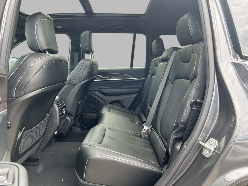 Used 2025 Jeep Grand Cherokee Limited AWD/4WD image 16