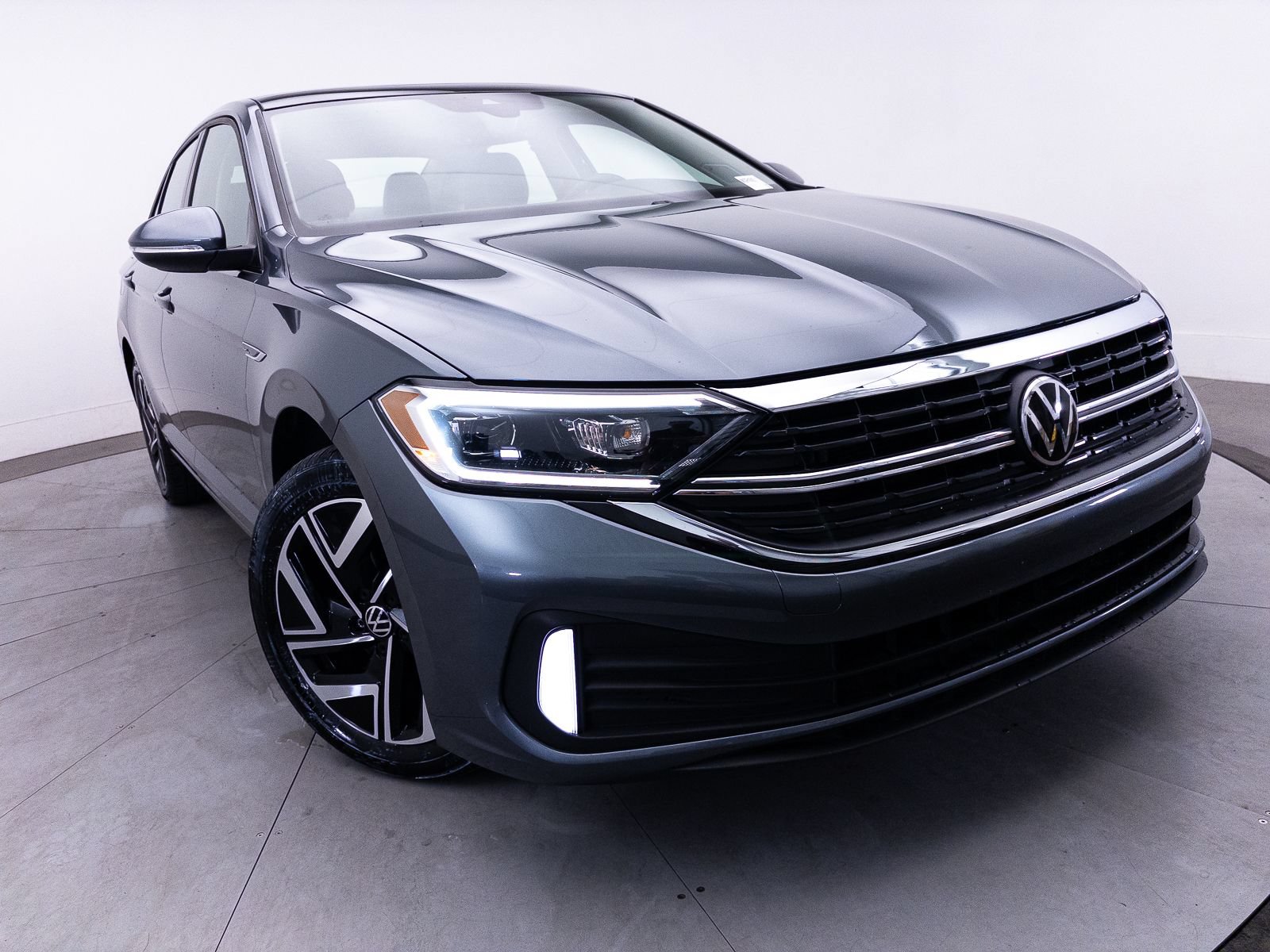 Used 2023 Volkswagen Jetta SEL FWD image 4