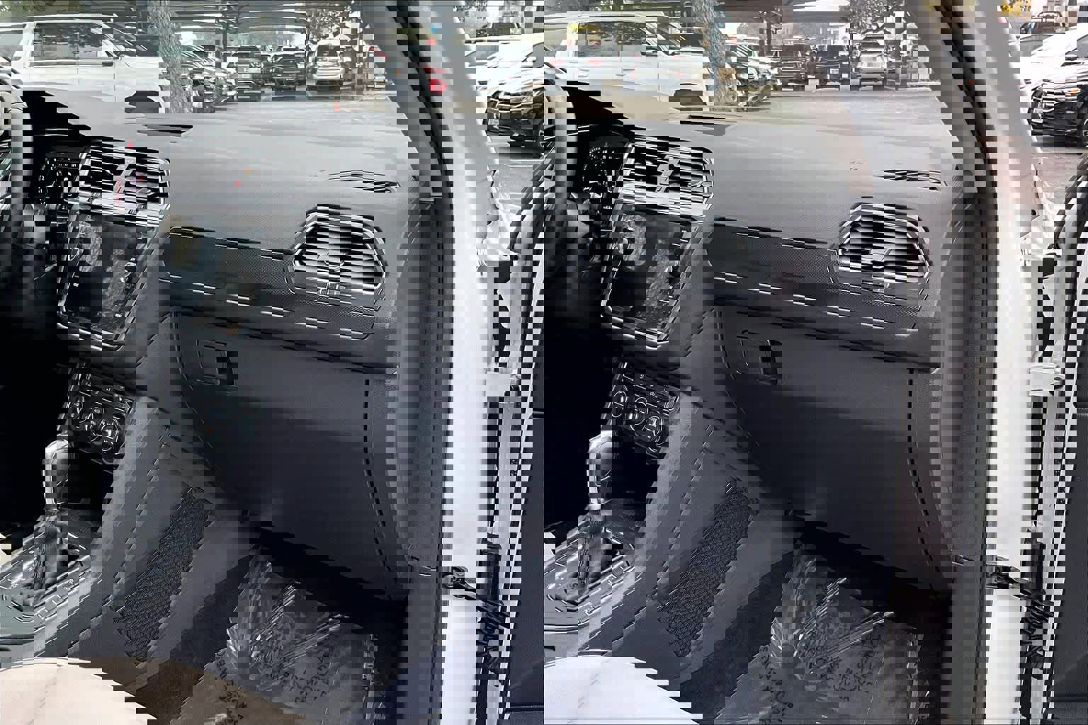 Used 2018 Volkswagen Tiguan SEL Premium image 18