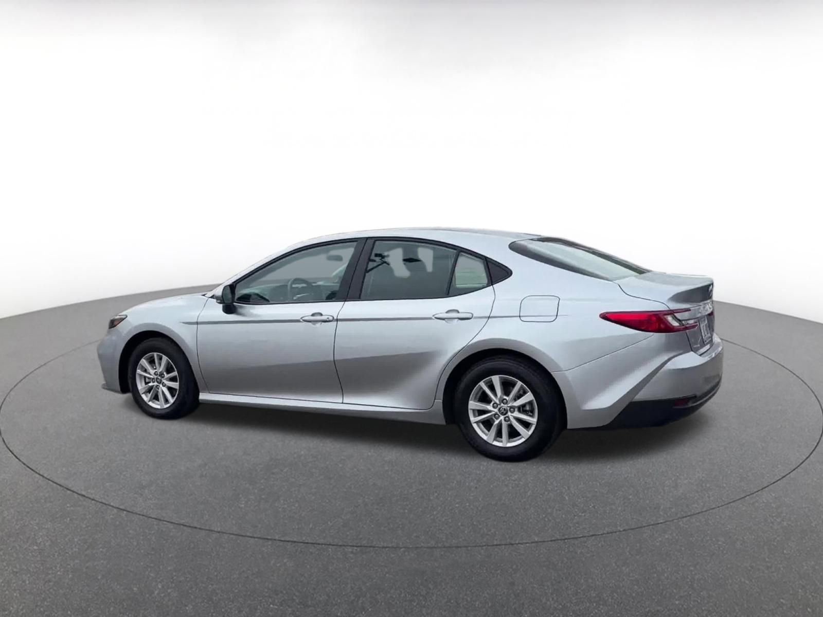 Used 2025 Toyota Camry LE image 10