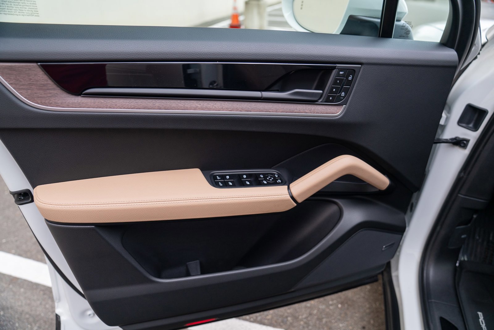 Used 2025 Porsche Cayenne image 10