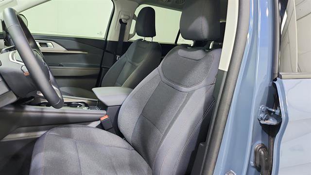 Used 2025 Ford Explorer Active RWD image 12
