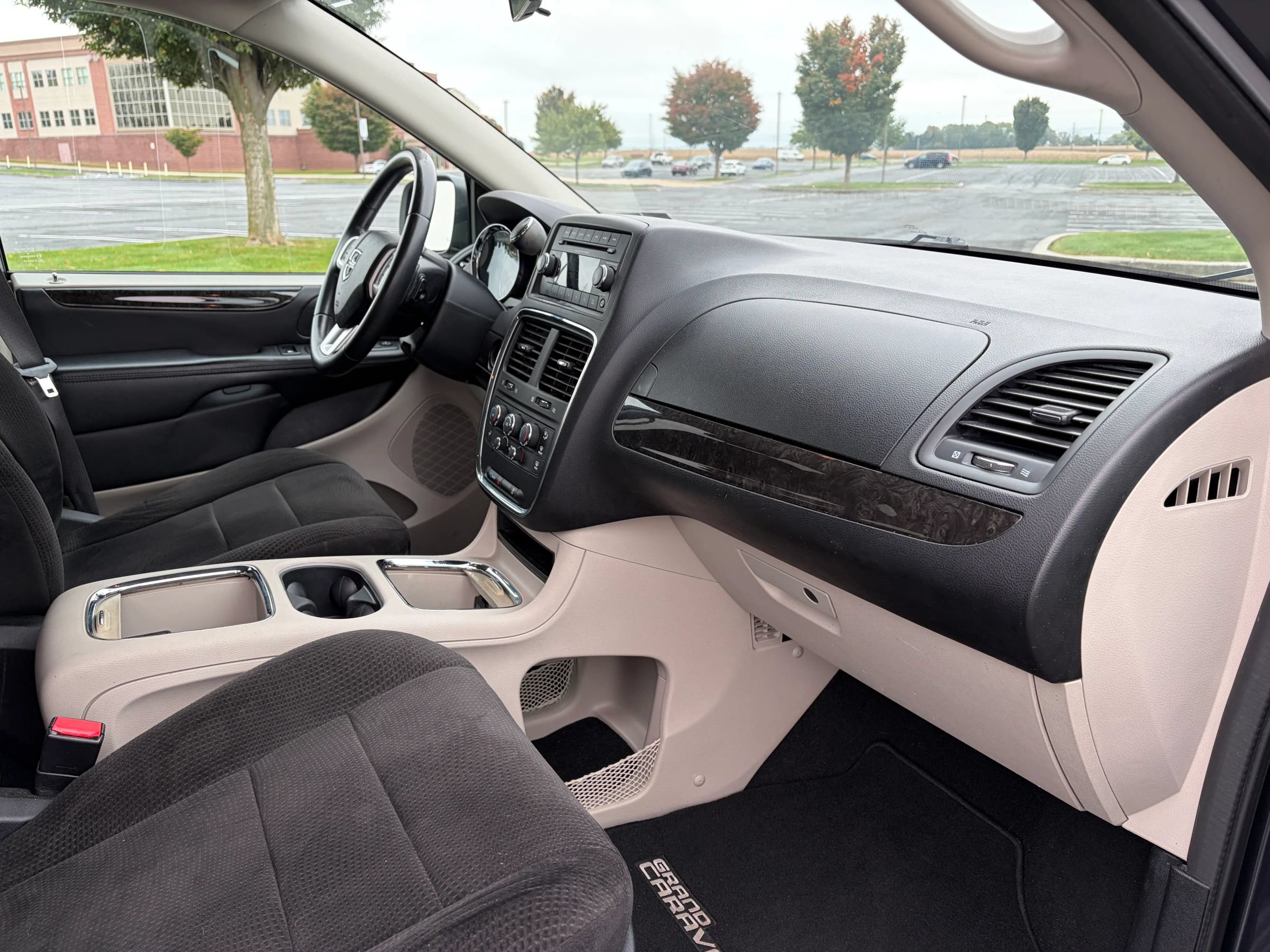 Used 2013 Dodge Grand Caravan SXT w/ Rear Park Assist Pkg FWD image 24