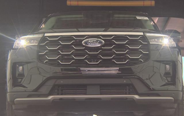 Used 2026 Ford Explorer Platinum w/ LUX Leather Package image 2