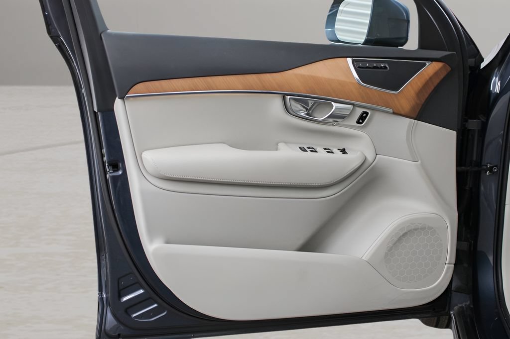 Certified 2022 Volvo XC90 T6 Momentum w/ Advanced Package AWD/4WD image 9