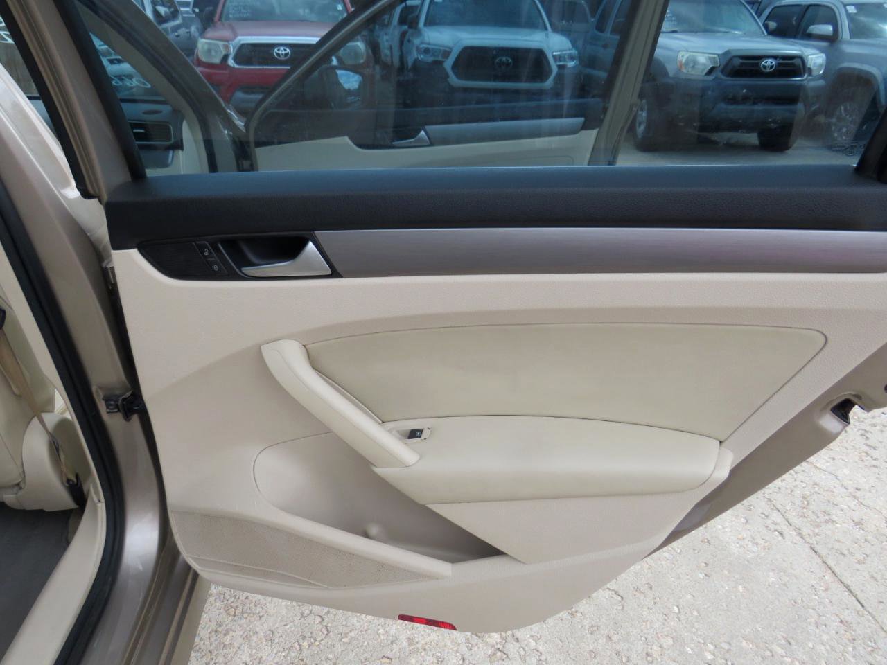 Used 2015 Volkswagen Passat TDI SE FWD image 24
