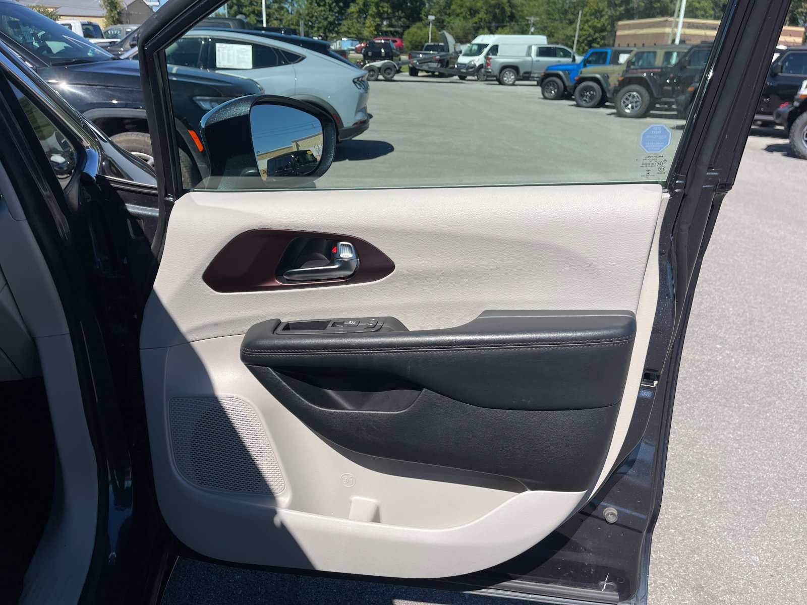 Used 2020 Chrysler Pacifica Limited FWD image 19