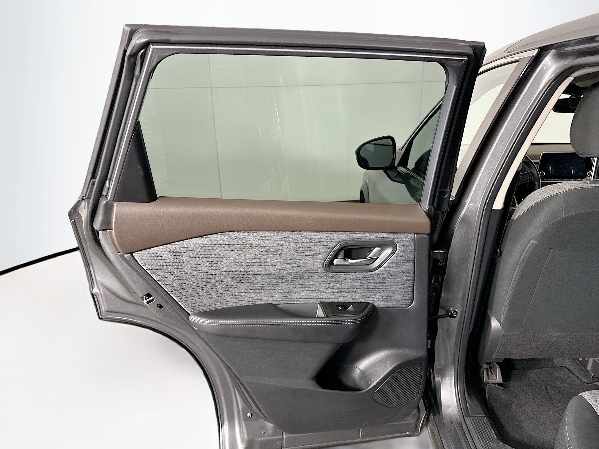 Used 2023 Nissan Rogue SV image 24