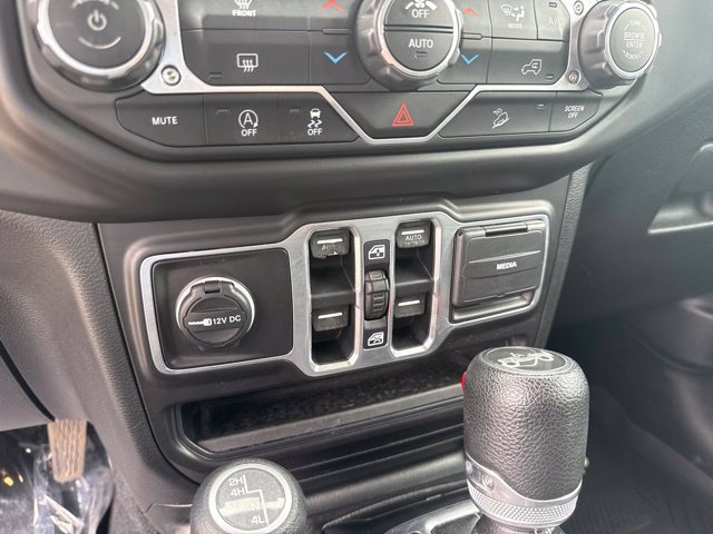Used 2018 Jeep Wrangler Unlimited Sahara AWD/4WD image 25