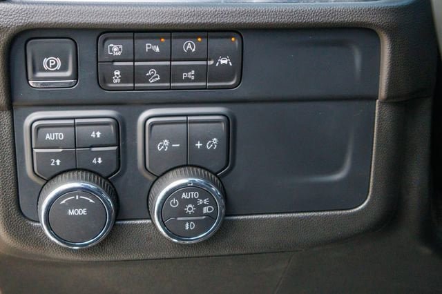 Used 2025 Chevrolet Suburban Z71 AWD/4WD image 26