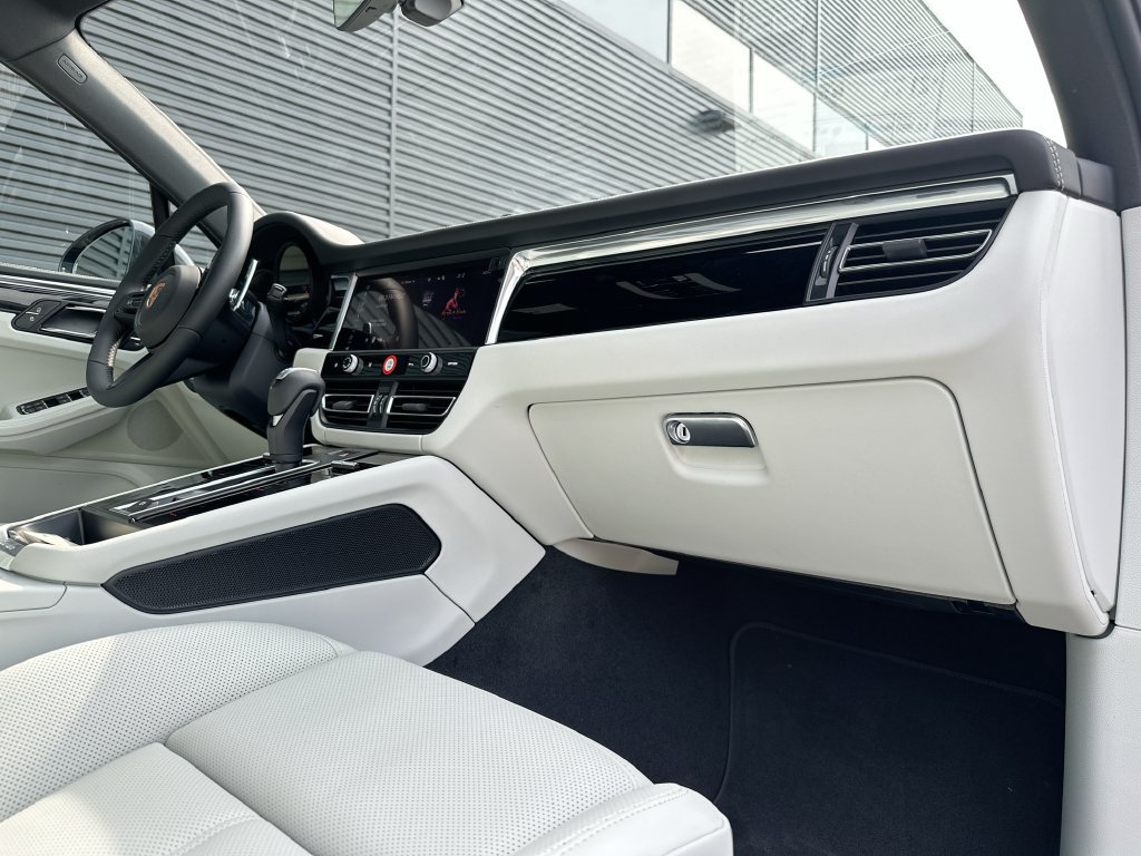 New 2026 Porsche Macan AWD/4WD image 31