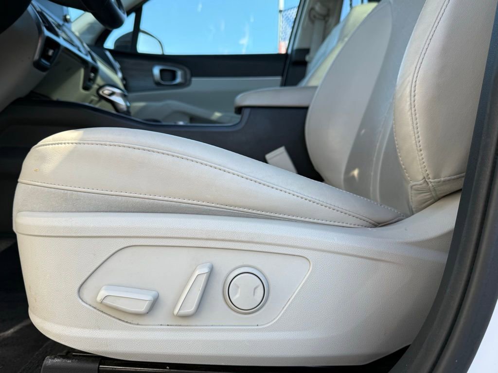 Used 2022 Kia Sorento EX w/ Panoramic Sunroof Package image 9