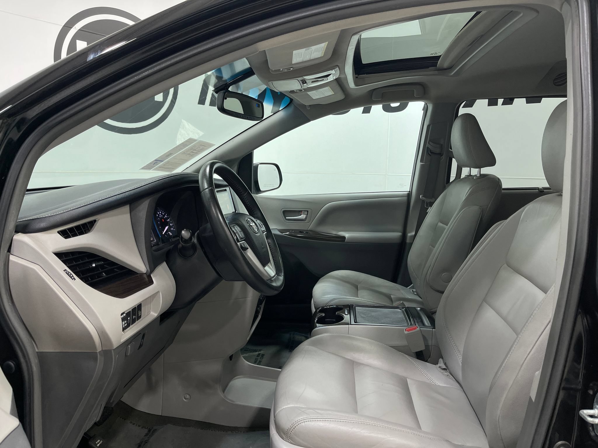Used 2017 Toyota Sienna XLE w/ XLE Navigation Package FWD image 12