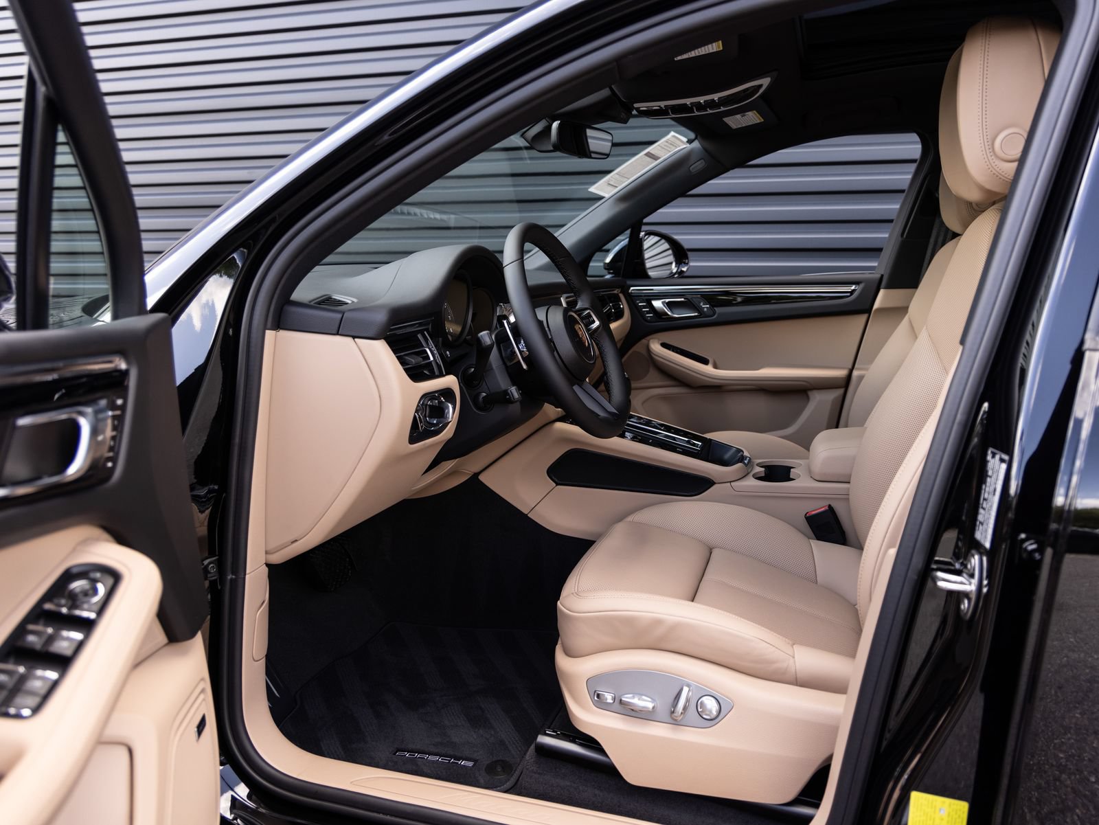 Certified 2026 Porsche Macan AWD/4WD image 23