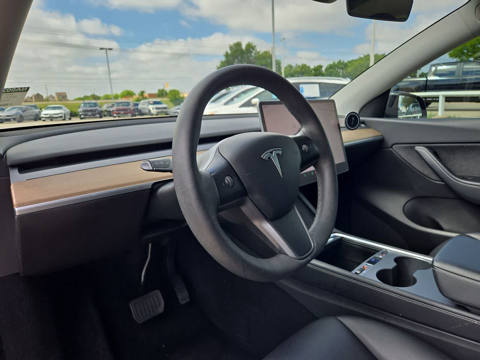 Used 2022 Tesla Model Y Long Range AWD/4WD image 2