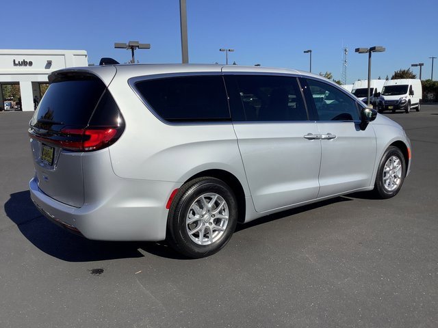New 2026 Chrysler Pacifica Select image 32