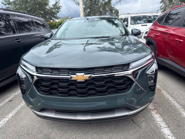 Used 2025 Chevrolet Trax LT FWD image 2