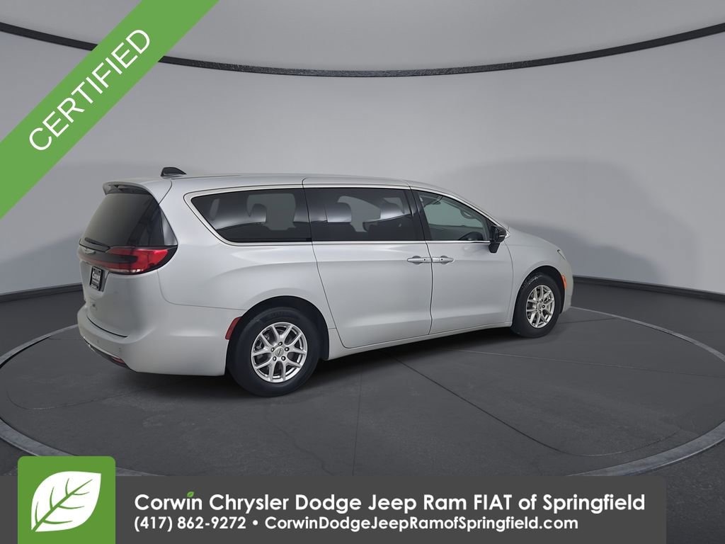 Used 2024 Chrysler Pacifica Touring-L image 15