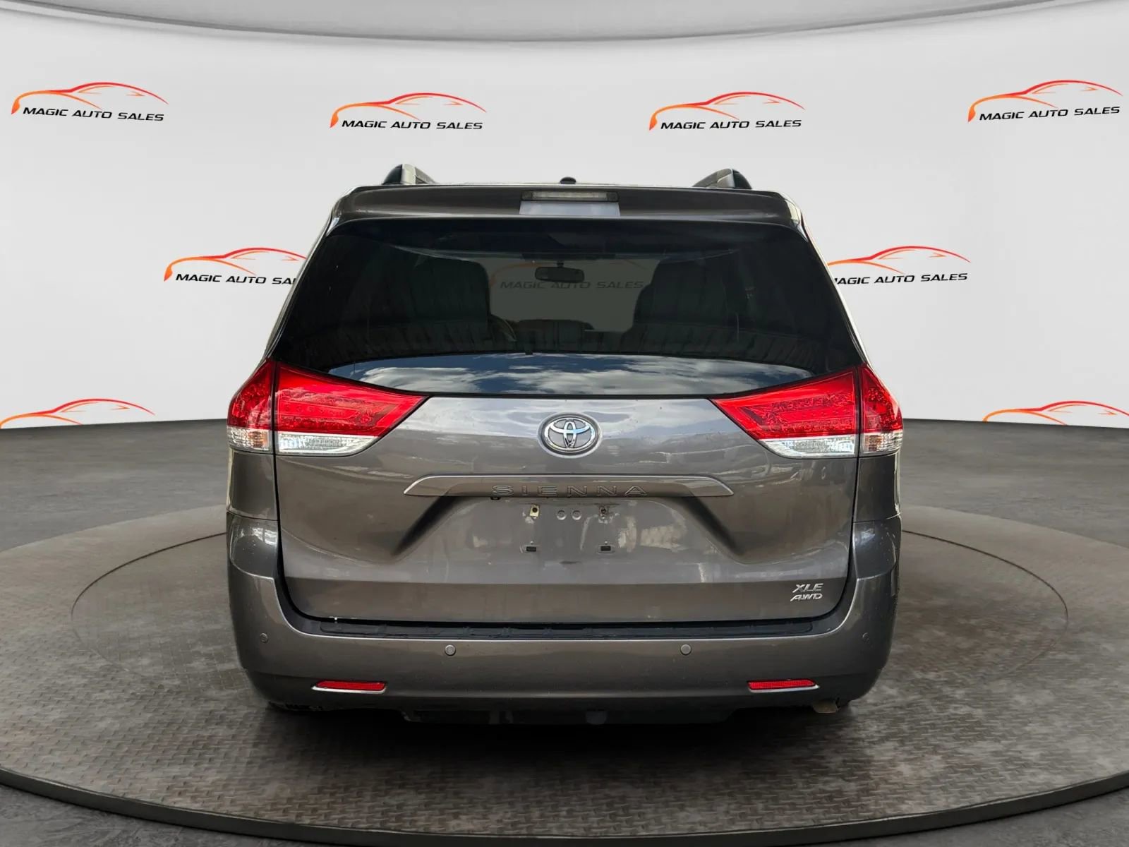 Used 2013 Toyota Sienna XLE image 7