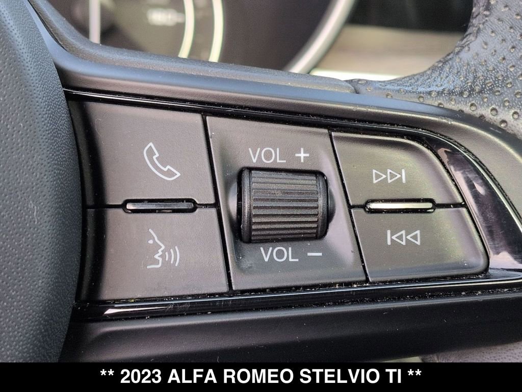 Used 2023 Alfa Romeo Stelvio Ti AWD/4WD image 9