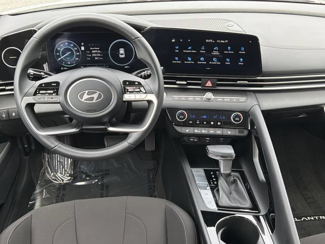 Certified 2025 Hyundai Elantra SEL FWD image 22