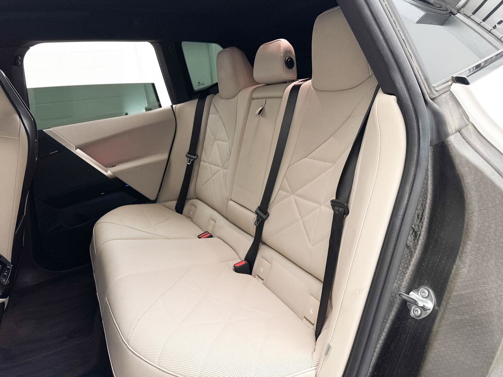 Used 2024 BMW iX xDrive50 w/ Premium Package AWD/4WD image 29