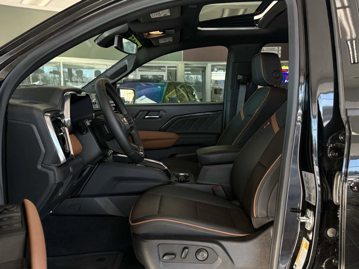 Used 2025 GMC Canyon AT4 w/ Technology Plus Package image 17