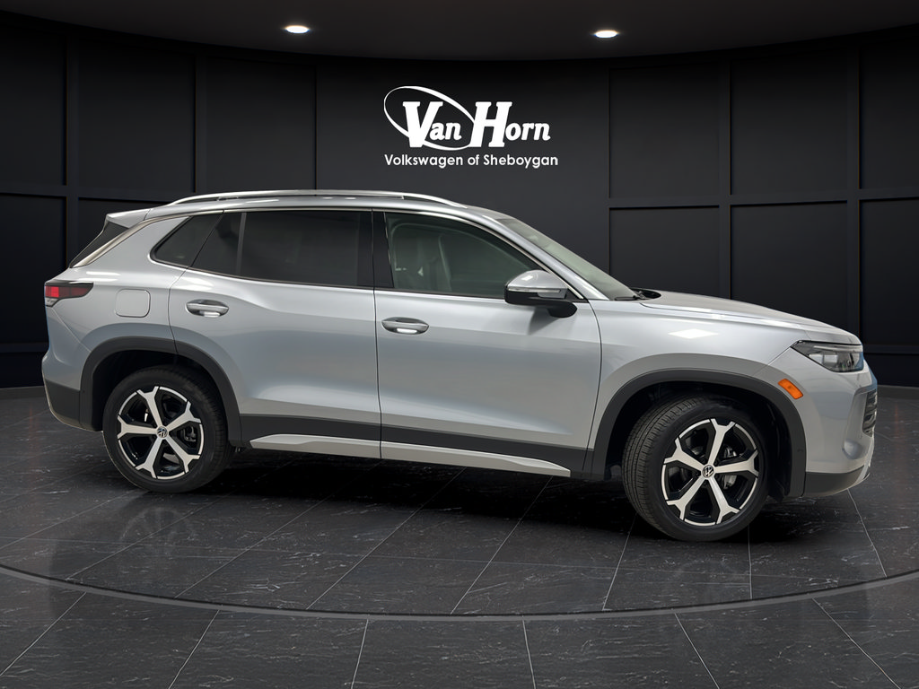 Used 2025 Volkswagen Tiguan SE w/ Panoramic Sunroof Package AWD/4WD image 8