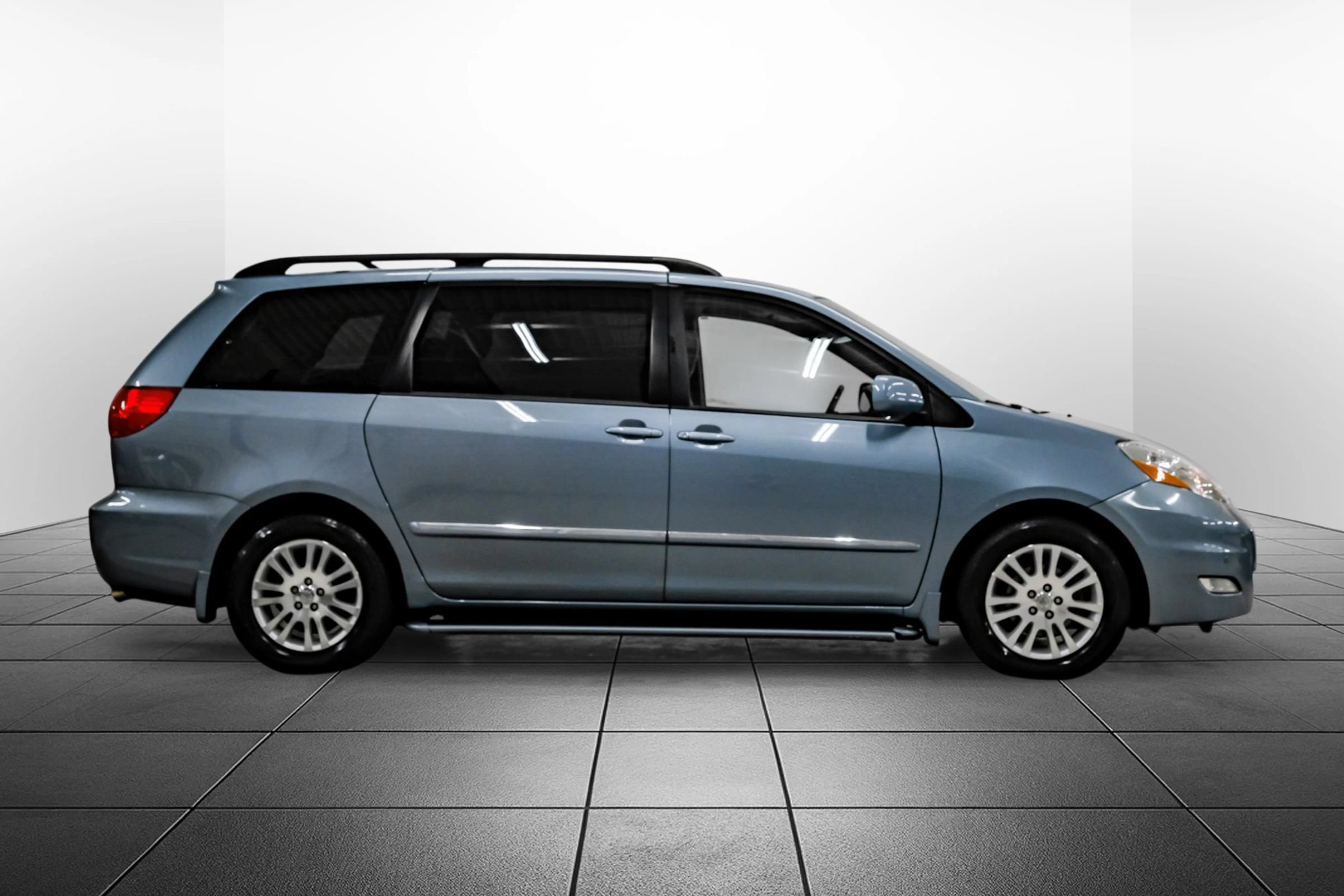 Used 2010 Toyota Sienna XLE Limited FWD image 8