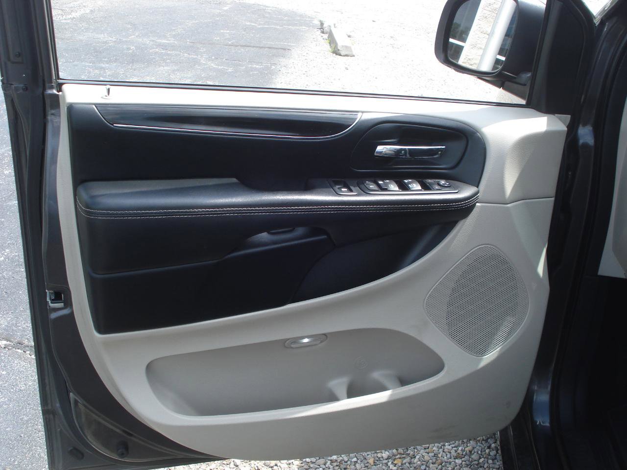 Used 2016 Dodge Grand Caravan SE image 9