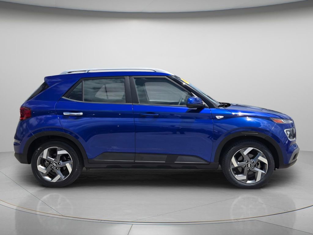 Used 2022 Hyundai Venue SEL w/ Cargo Package FWD image 4