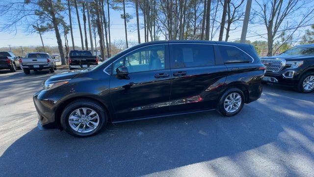 Used 2025 Toyota Sienna LE image 9