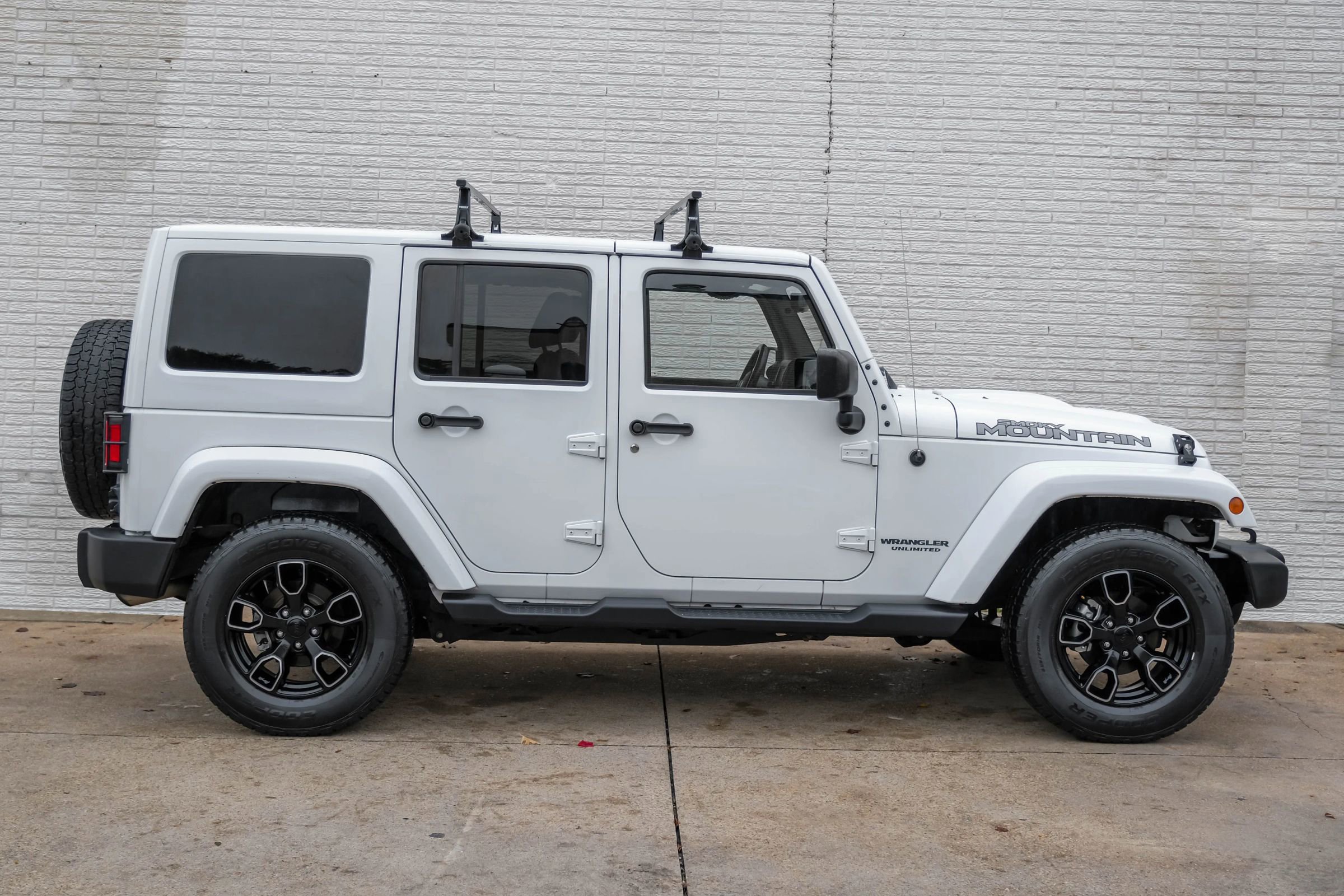 Used 2017 Jeep Wrangler Unlimited Sahara AWD/4WD image 4