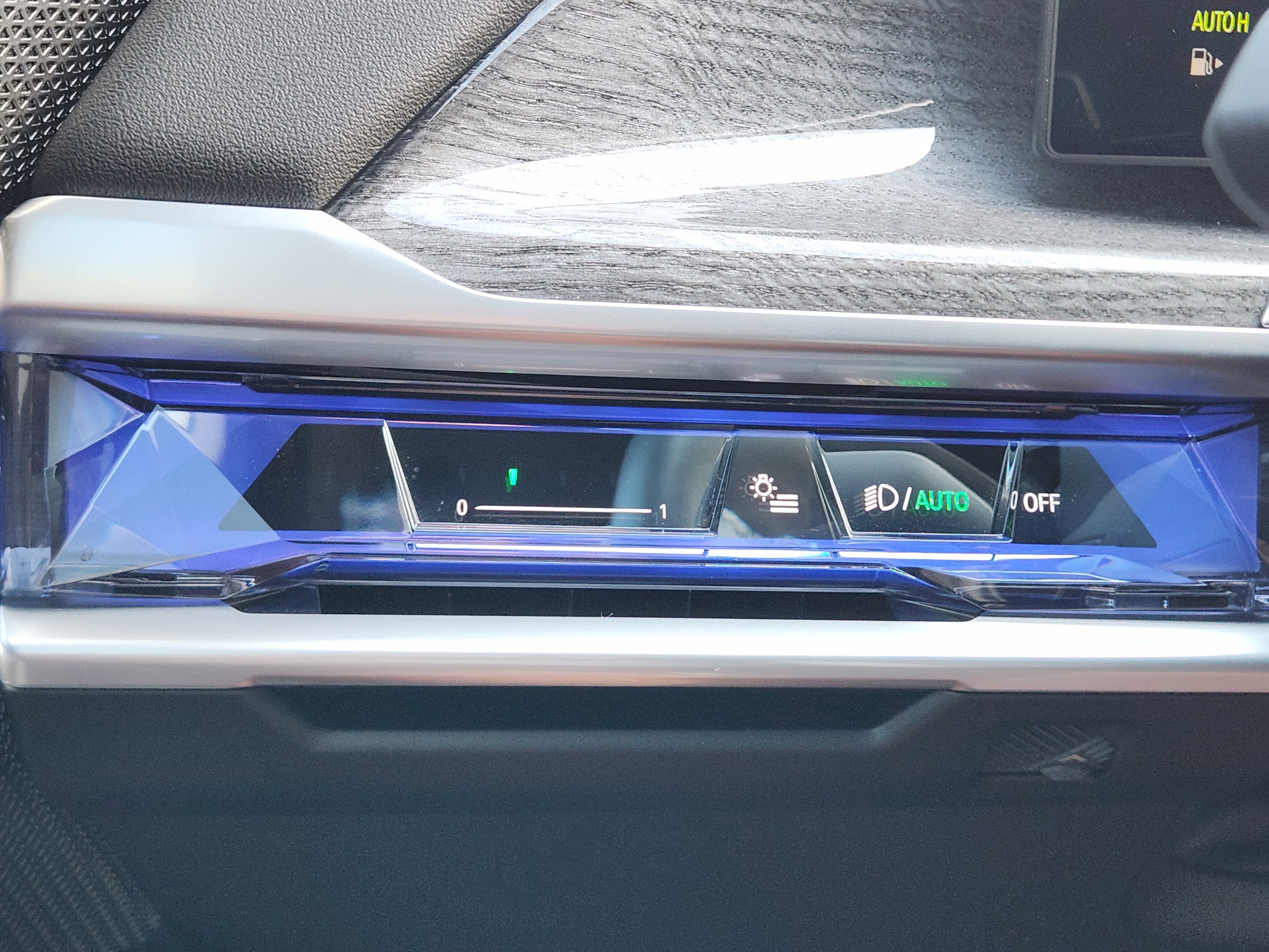 Used 2025 BMW 740i xDrive w/ Premium Package image 20