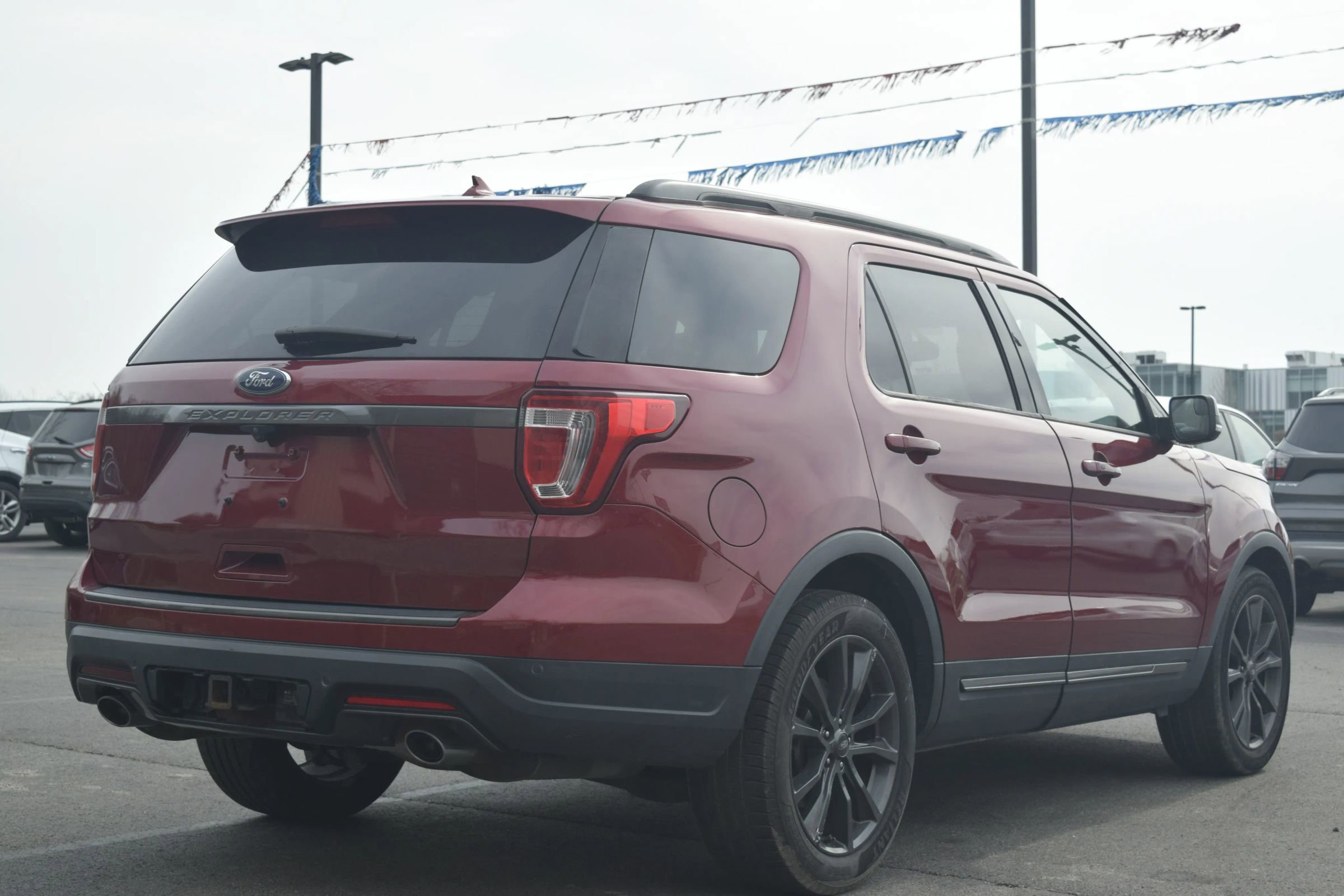 Used 2018 Ford Explorer XLT w/ Equipment Group 202A image 3