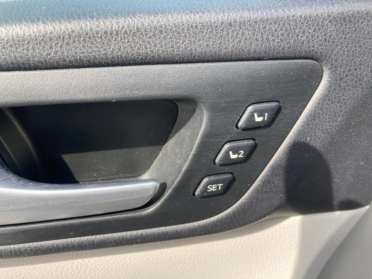 Used 2015 Toyota Highlander Limited image 12