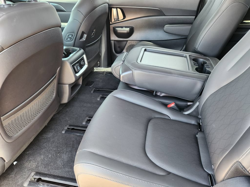 New 2026 Kia Carnival SX w/ SX Dark Edition Package FWD image 9