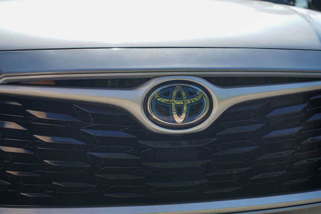 Used 2021 Toyota Highlander XLE AWD/4WD image 11