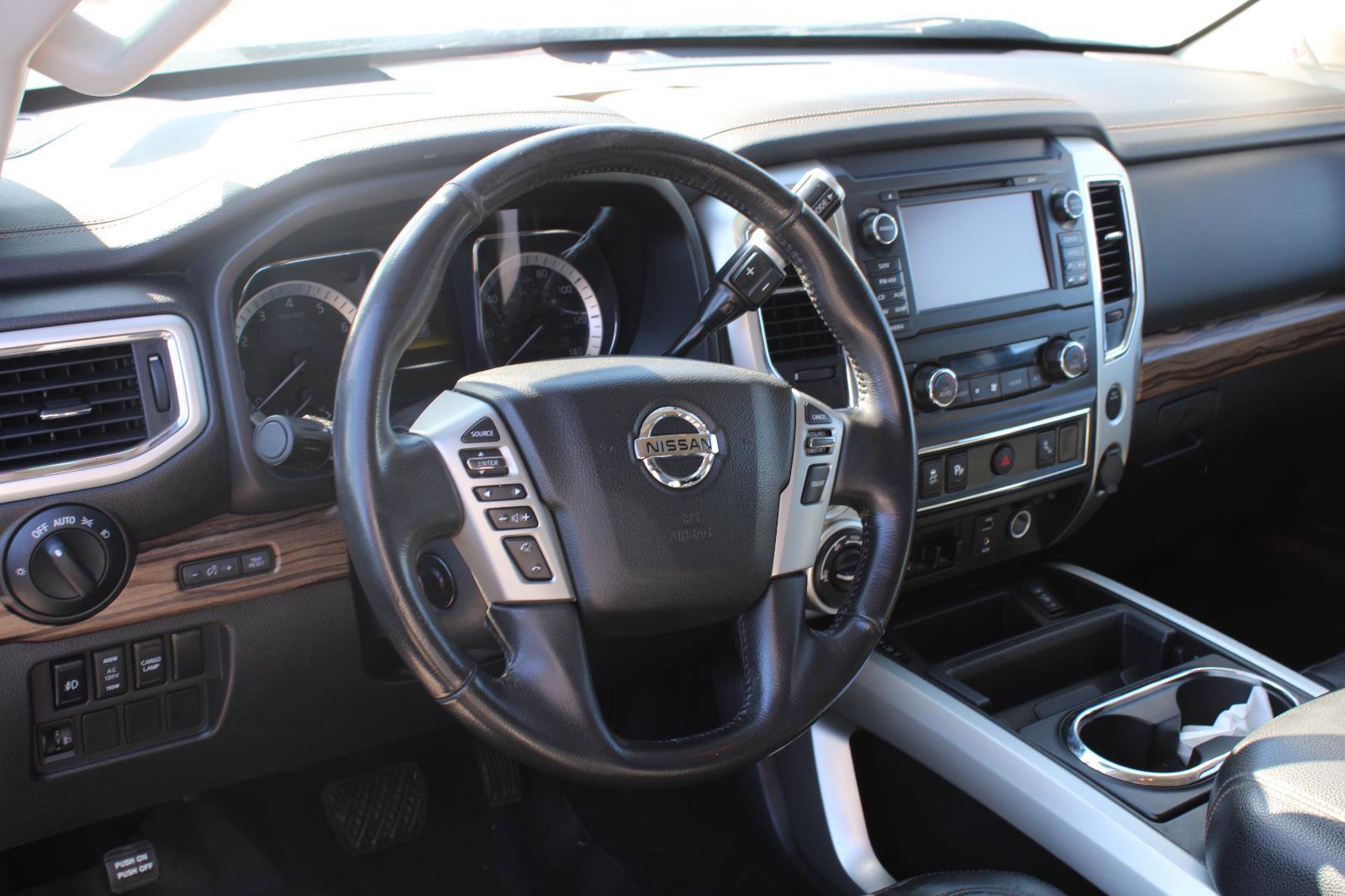 Used 2018 Nissan Titan SL w/ Chrome Package image 9
