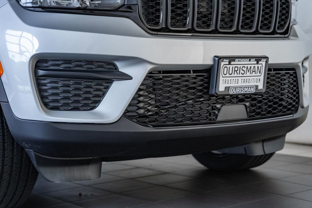 New 2025 Jeep Grand Cherokee Altitude image 13