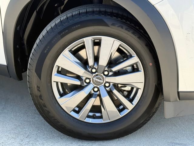 Used 2025 Nissan Pathfinder SV image 2