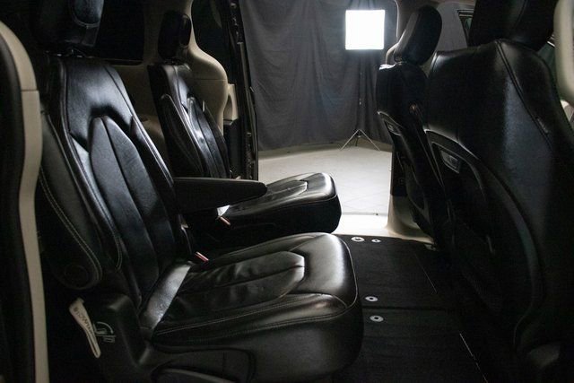 Used 2022 Chrysler Pacifica Touring-L image 18