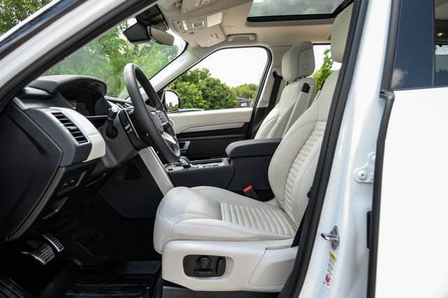 Used 2025 Land Rover Discovery Dynamic SE AWD/4WD image 3