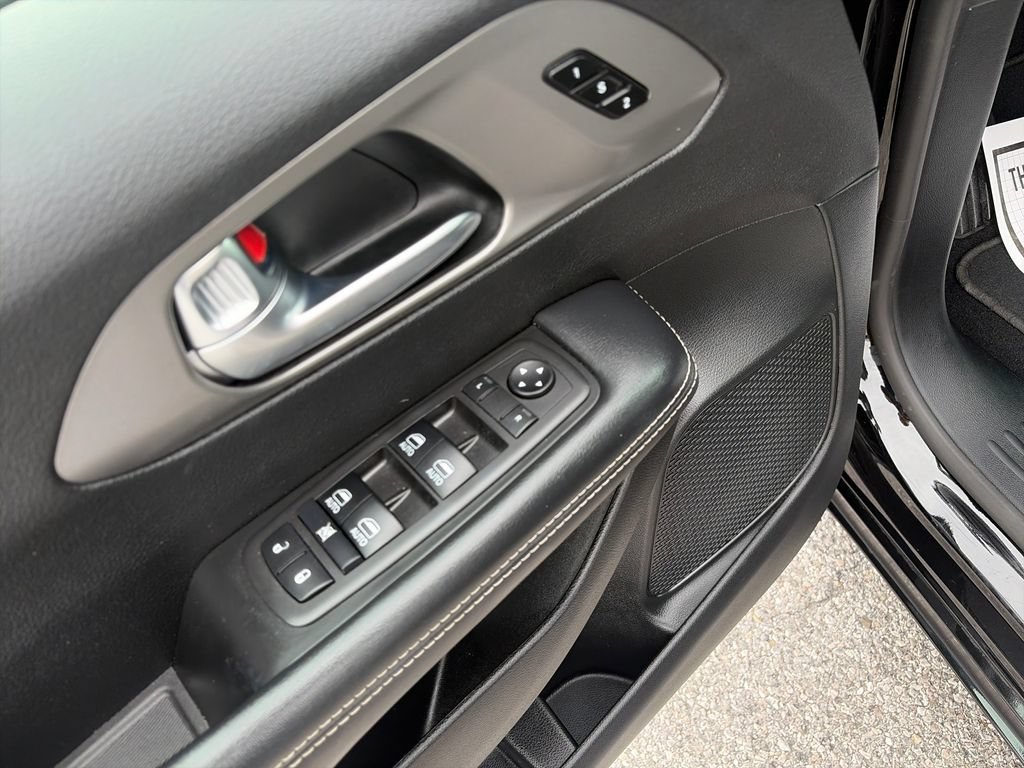 Used 2025 Chrysler Pacifica Select FWD image 12