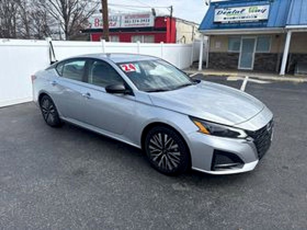 Used 2024 Nissan Altima 2.5 SV FWD image 3