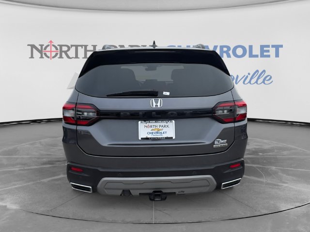 Used 2025 Honda Pilot Touring image 4