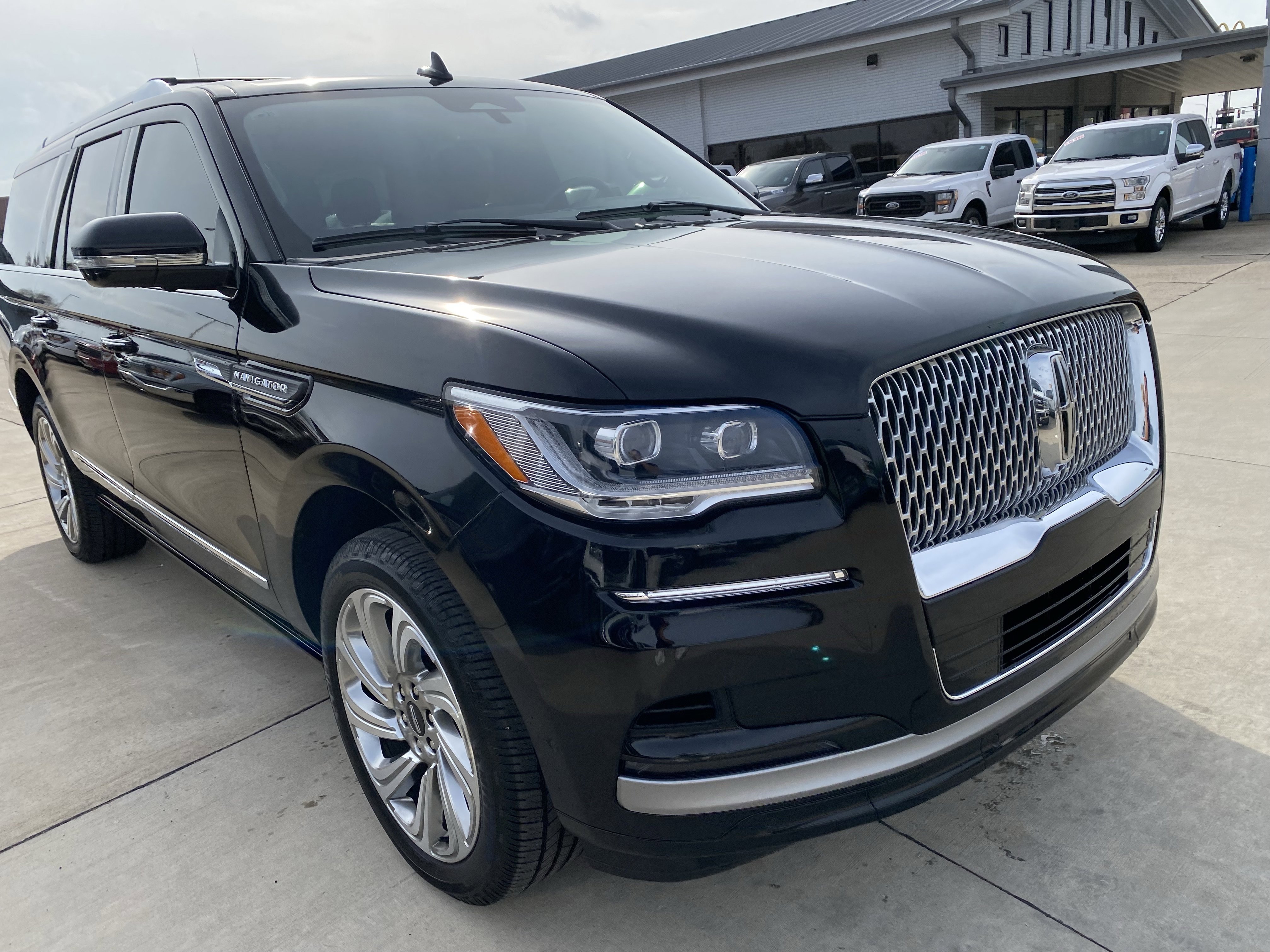 Used 2024 Lincoln Navigator L Reserve image 3