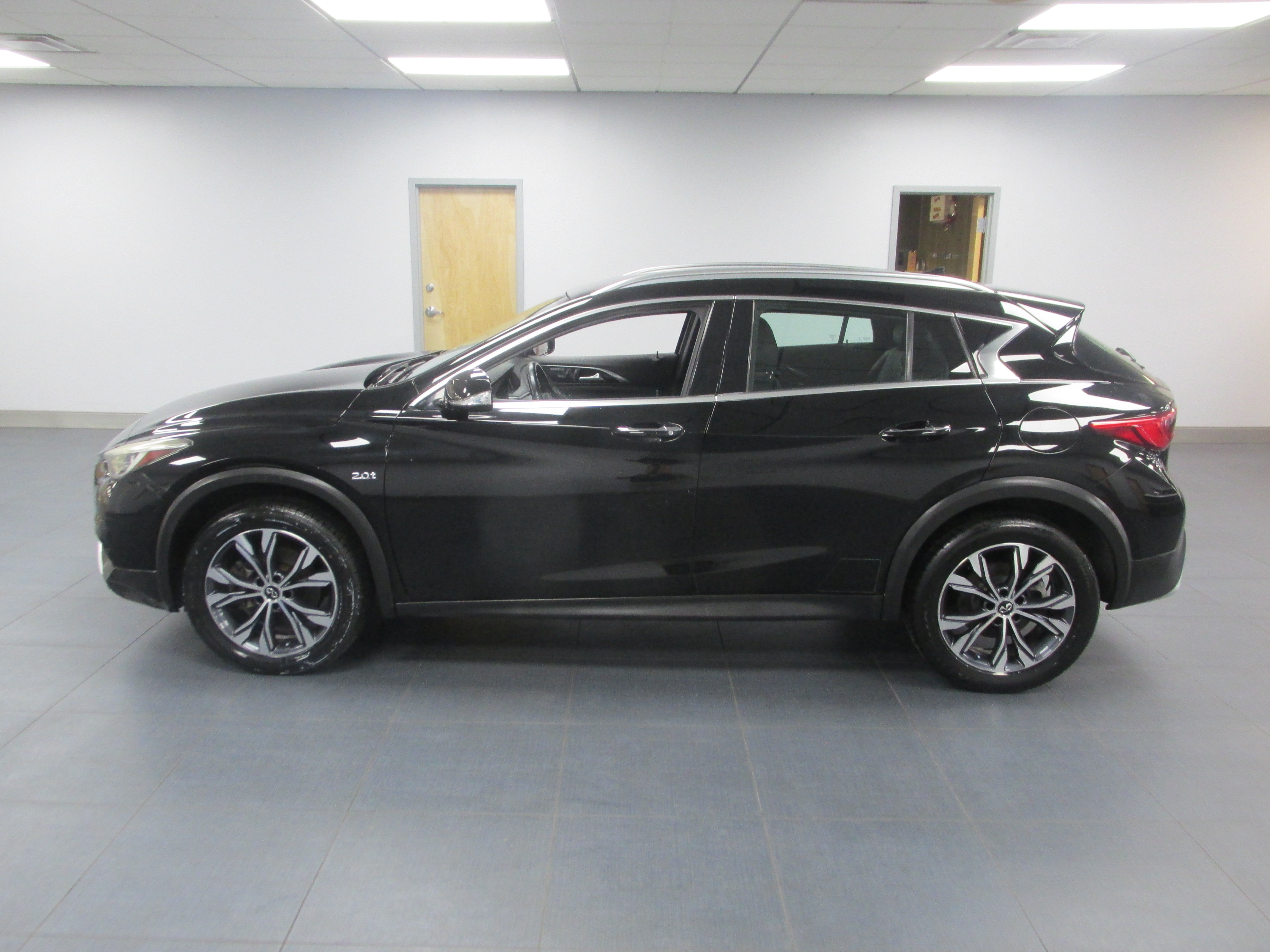 Used 2017 INFINITI QX30 AWD image 8