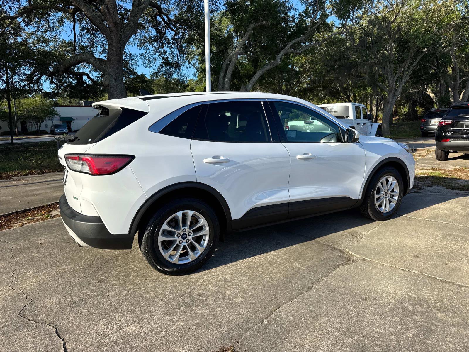 Used 2020 Ford Escape SE image 3
