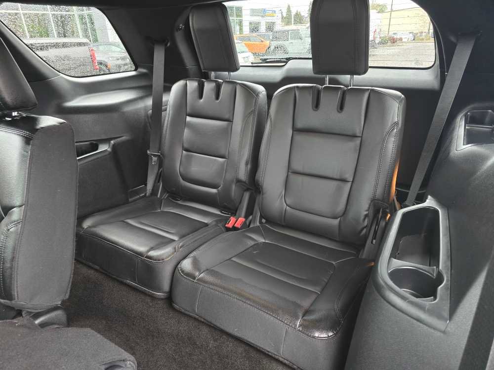 Used 2018 Ford Explorer XLT w/ Equipment Group 202A AWD/4WD image 17